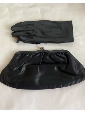 Vintage purse with gloves